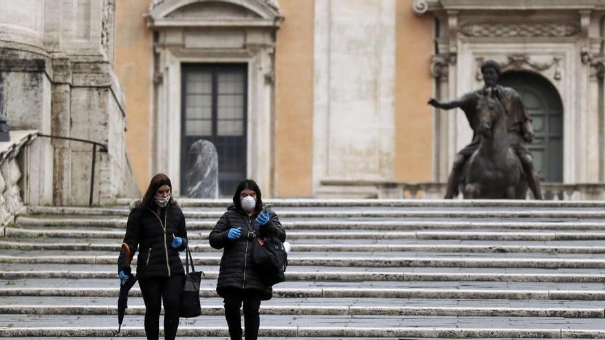 Dos mujeres caminan por Roma.