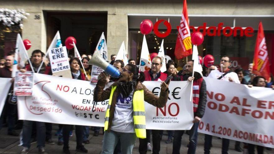 Vodafone ofrece 50 días por año trabajado en las negociaciones del ERE