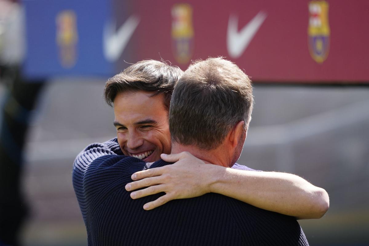 El entrenador del FC Barcelona, Hansi Flick (delante), saluda a su homólogo del Rayo Vallecano, Íñigo Pérez, antes del partido de la jornada 29 de LaLiga EA Sports disputado en el Camp Nou, este domingo. EFE/ Alejandro García