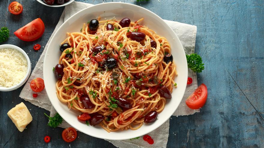 Tallarines a la &#039;puttanesca&#039;: la receta más tradicional de la pasta italiana