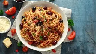 Tallarines a la 'puttanesca': la receta más tradicional de la pasta italiana