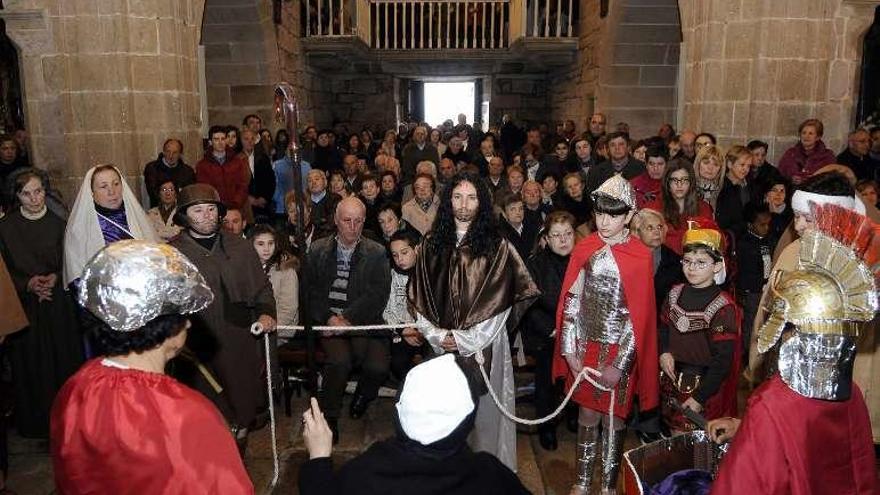 Escenificación del Via Crucis en el templo de O Corpiño.  // Bernabé/J.L.