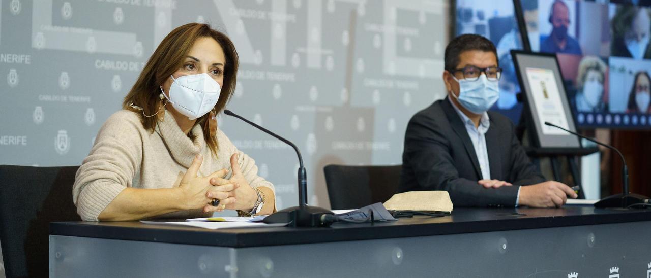 La consejera, Berta Pérez, y el director insular de Modernización, Daniel González.