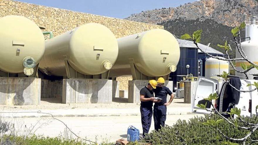 Bevor es an die Umkehrosmose geht, wird das Wasser in diesen Tanks vom Sand gereinigt.