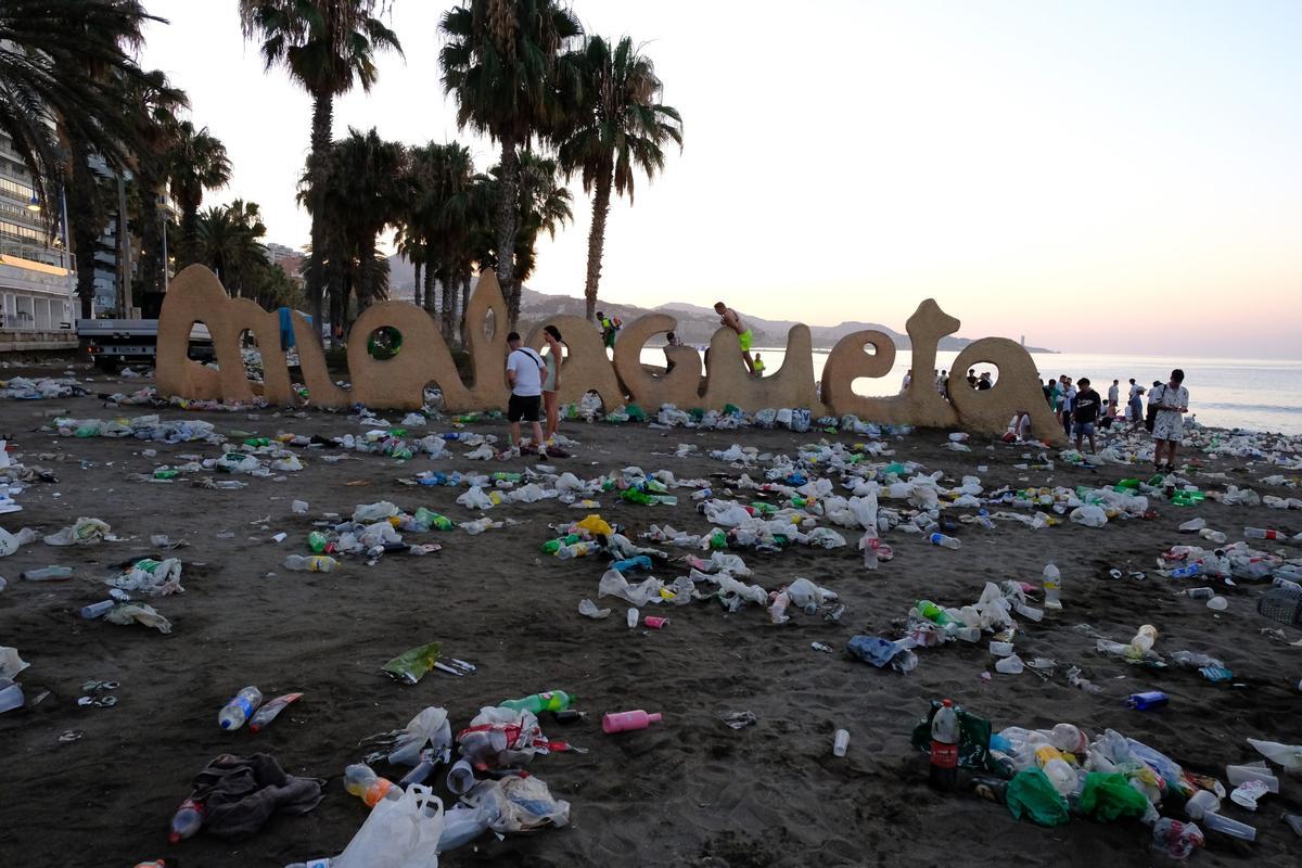 Toneladas de basura se acumulan en la playa tras celebrar la Noche de ...