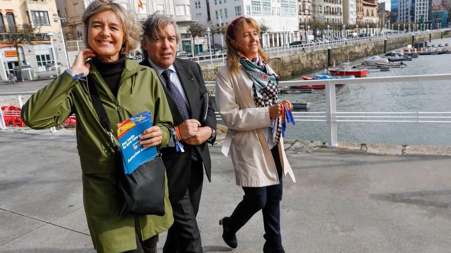 Por la izquierda, Isabel García Tejerina, el portavoz municipal del PP de Gijón, Alberto López-Asenjo, y Paloma Gázquez, ayer en el puerto deportivo de Gijón.