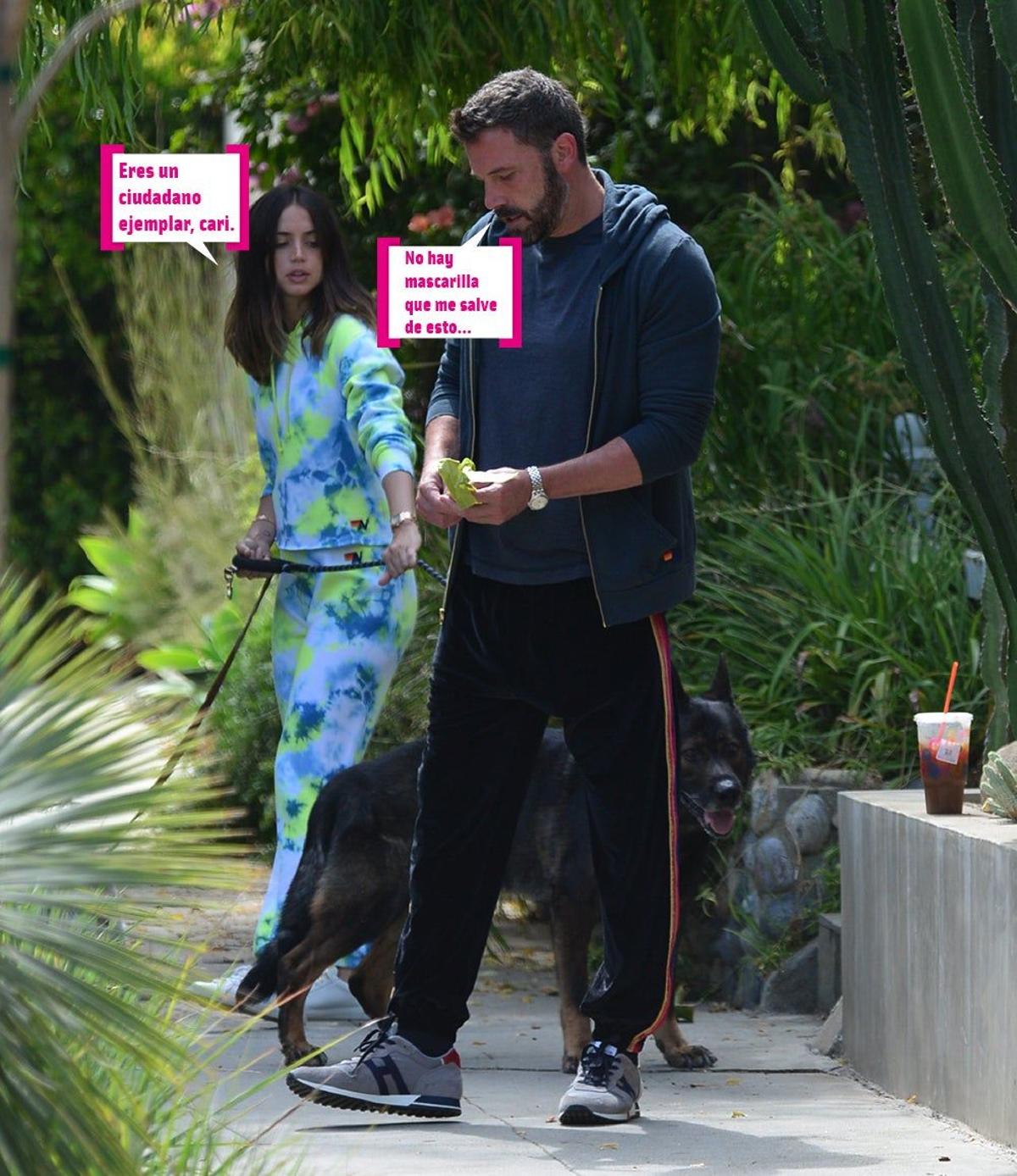 Ana de Armas y Ben Affleck de paseo, él recoge la deposición de su perro