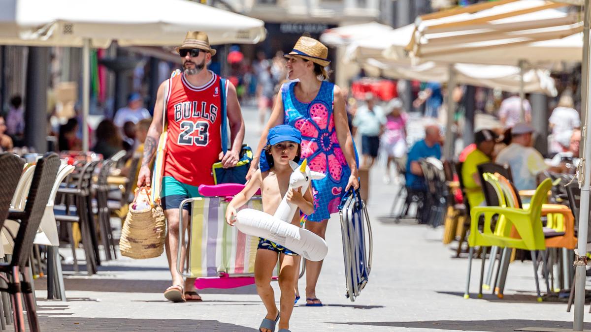 Turistas por una de las calles del centro de Benidorm.