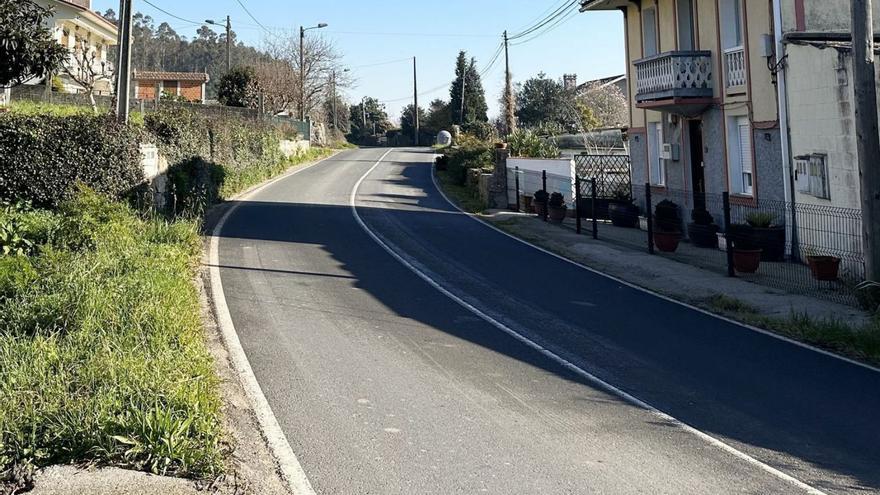 Tramo de la carretera AC-400 a su paso por Celas, donde el Concello creará una senda peatonal. | // L. O.