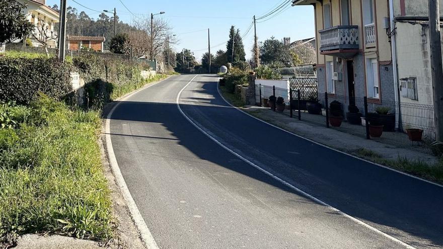 Tramo de la carretera AC-400 a su paso por Celas, donde el Concello creará una senda peatonal. |   // L. O.