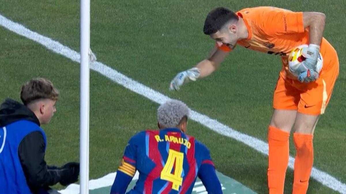 Joan Garcia felicitó a Araujo... y concedió un córner al Albacete