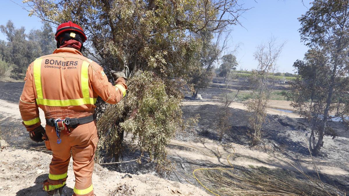 Un bombero del Consorcio ante la zona calcinada por el fuego