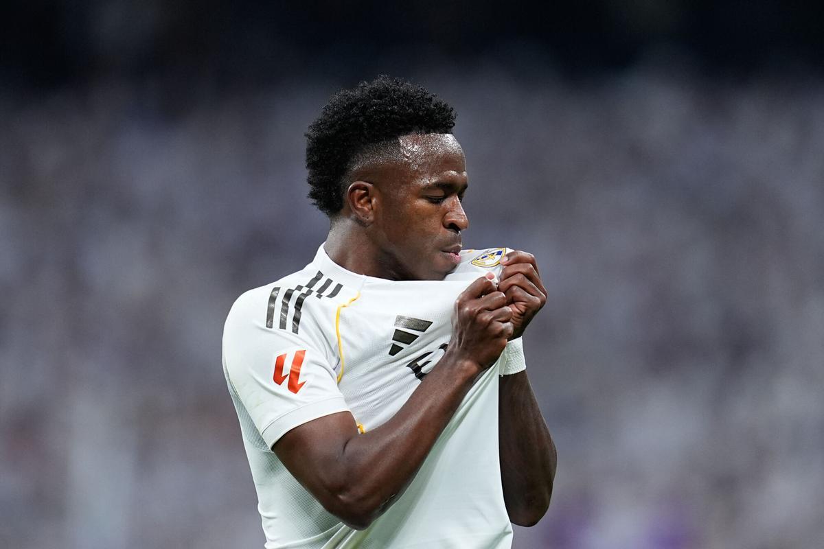Vinícius Júnior celebra su gol ante el Rayo Vallecano besando el escudo del Real Madrid