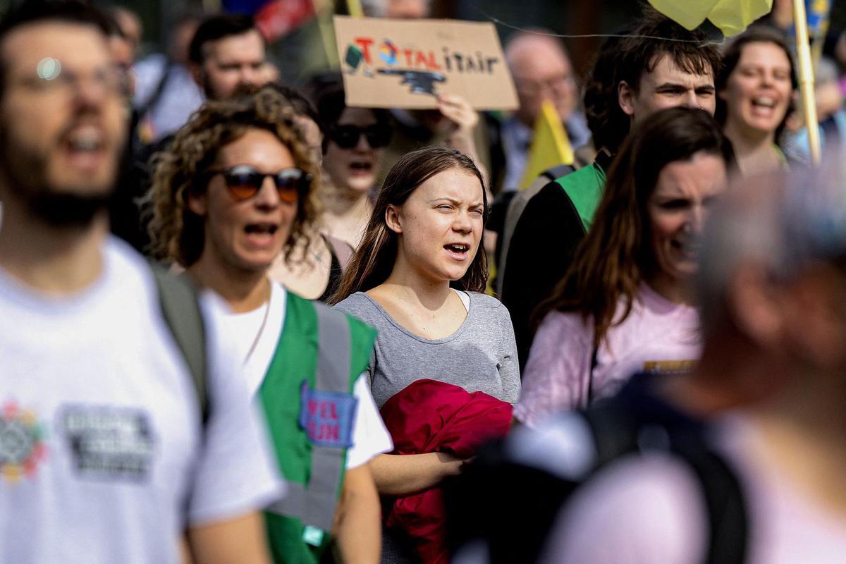 La activista climática Greta Thunberg  es detenida por agentes de policía durante una manifestación climática