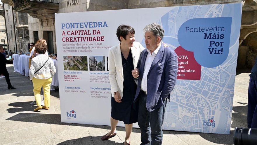 Ana Pontón y Fernández Lores, ante las sedes centrales del Museo en la plaza de A Leña.