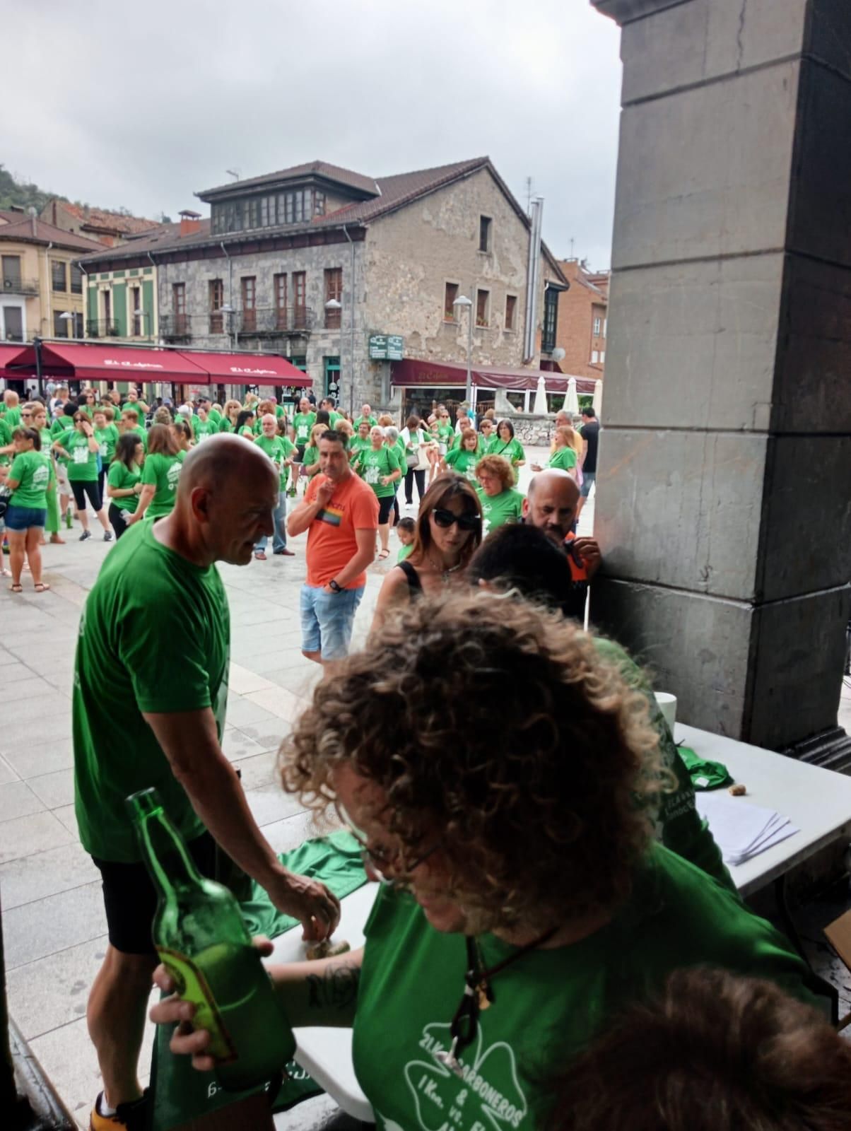 Doscientas personas marchan y escancian en Laviana para combatir la ELA