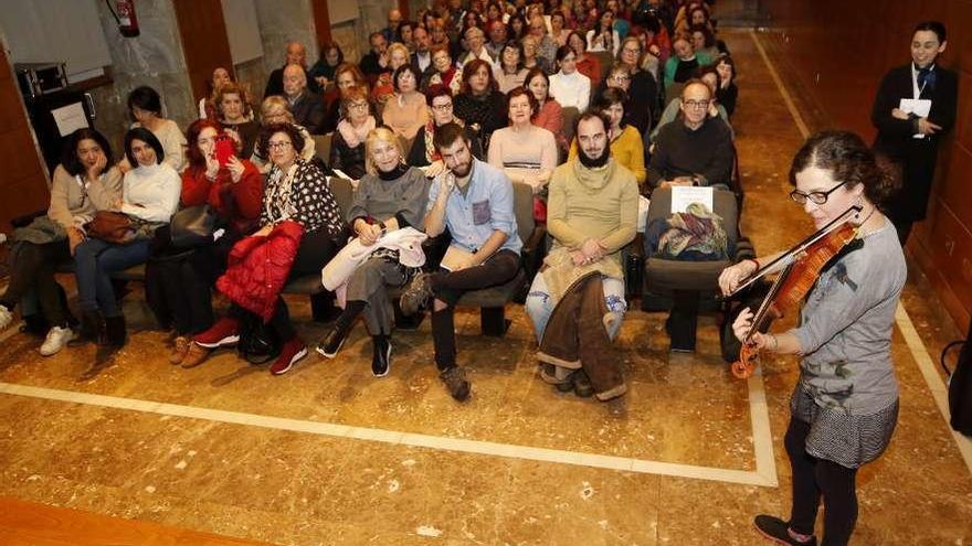 La violinista Blanca Altable tocó un tema antes del comienzo de la conferencia en Club FARO. // A. Villar