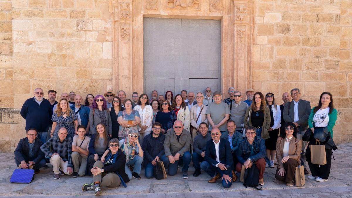 Los escritores y escritores participantes del segundo encuentro de la Costera, en Montesa.