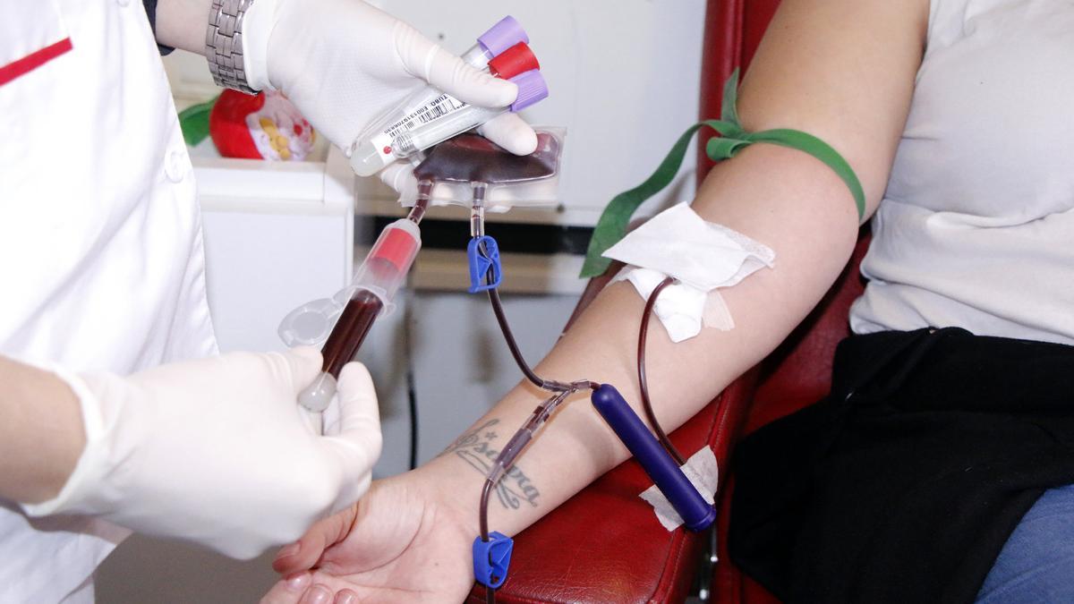 Imagen de archivo de una mujer donando sangre en Canarias.