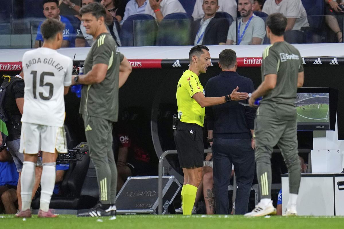 Sánchez Martínez habla con Xabi Alonso durante el partido frente al Mallorca.
