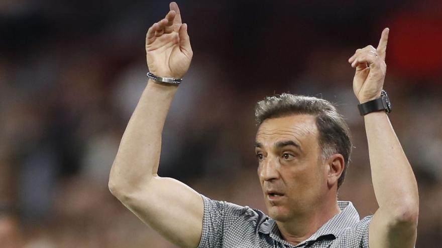 Carlos Carvalhal
da instrucciones
a sus jugadores en
el Sánchez Pizjuán. | // JOSÉ MANUEL VIDAL