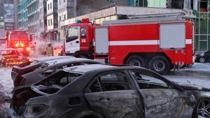 La Agencia Nacional de Manejo de Emergencias (NEMA)  de Mongolia extingue un incendio que ha provocado seis muertos al estallar un camión que transportaba gas natural licuado