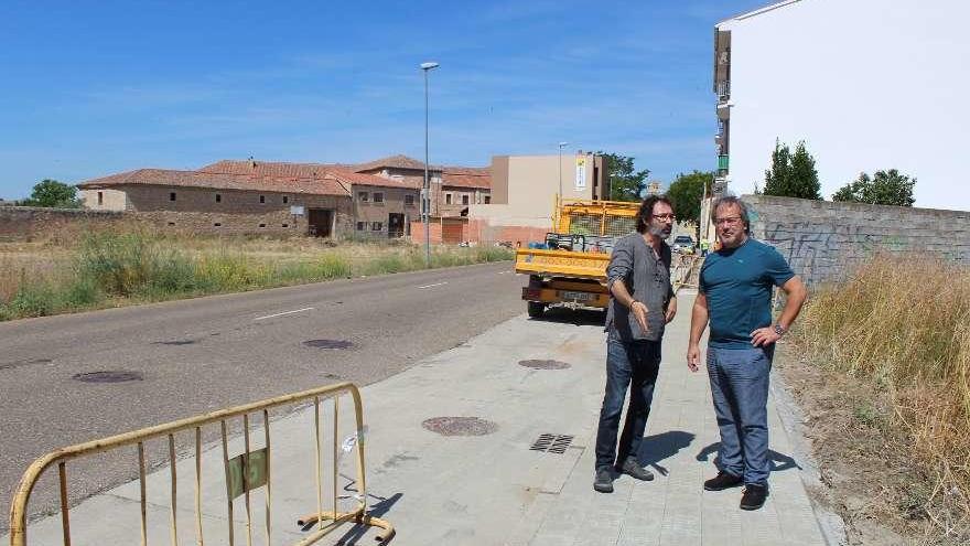 Miguel Ángel Viñas y Francisco Guarido visitan una de las obras en la calle Cañizal.