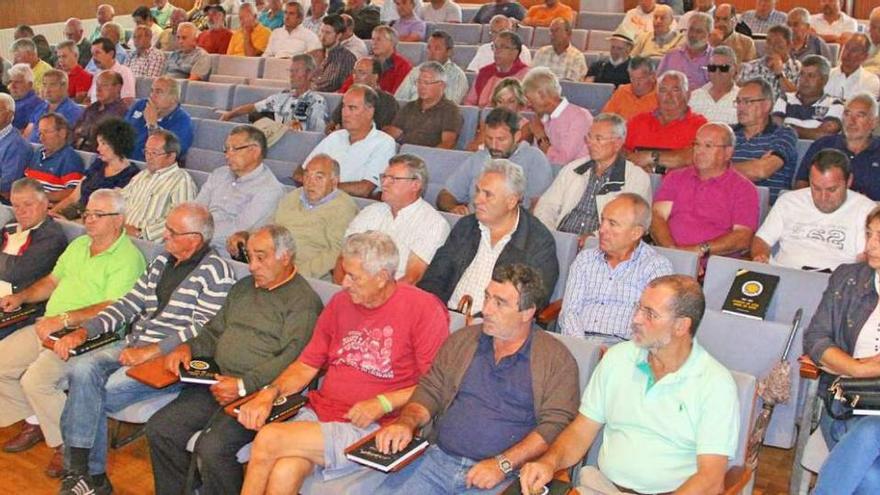 Asamblea de socios de &quot; A Borneira &quot; celebrada en agosto de 2014. // Santos Állvarez