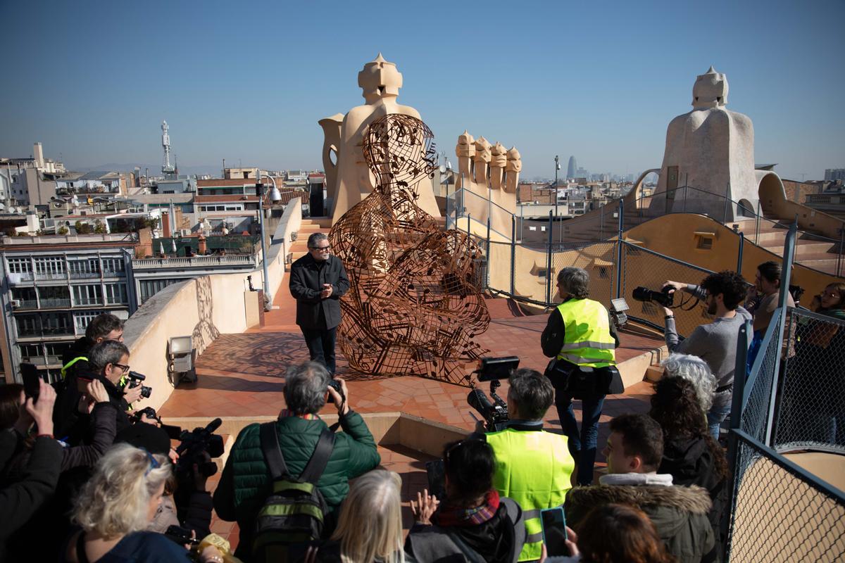 Una escultura de Jaume Plensa corona La Pedrera