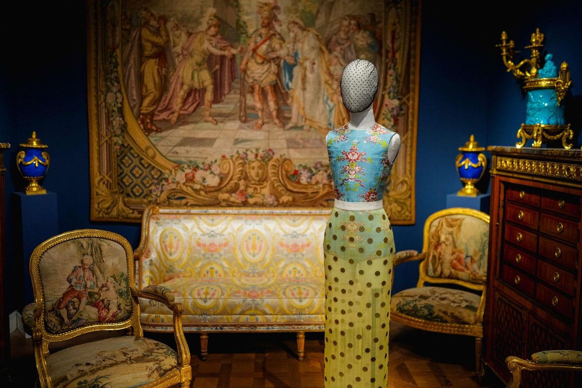 Una creación de Maison Margiela que pùede verse en la exposición "Louvre Couture, Art and fashion: statement pieces" inaugurada el pasado 23 de enero en el museo.