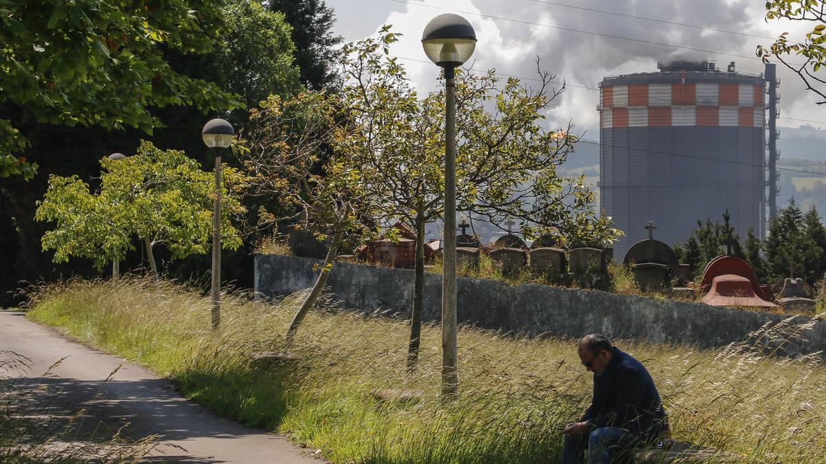 Camino al lado del cementerio.