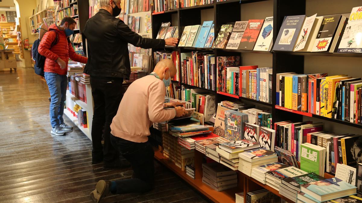 Lectores eligiendo libros en una librería de Barcelona