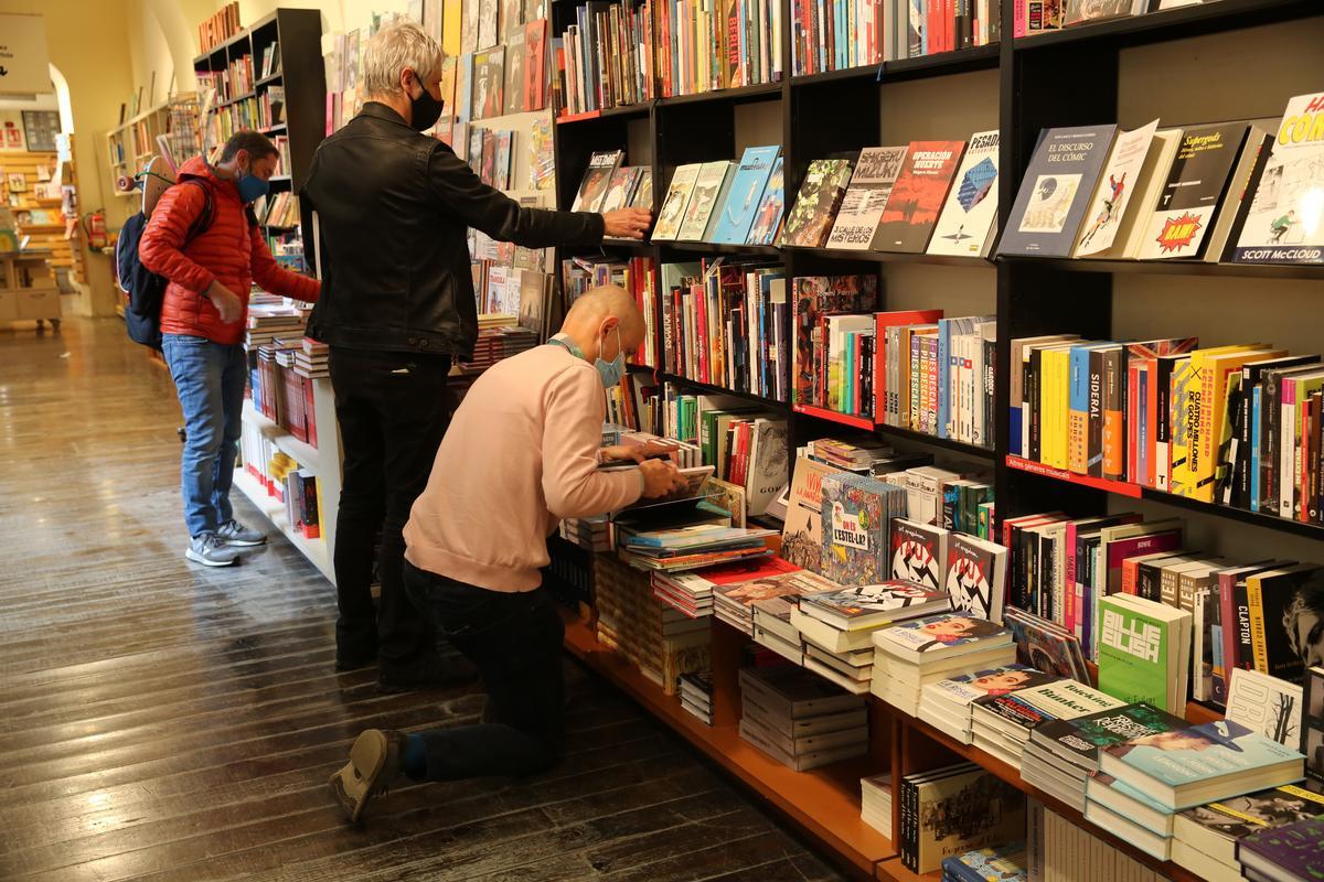 Lectores eligiendo libros en una librería de Barcelona