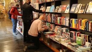 Lectores eligiendo libros en una librería de Barcelona