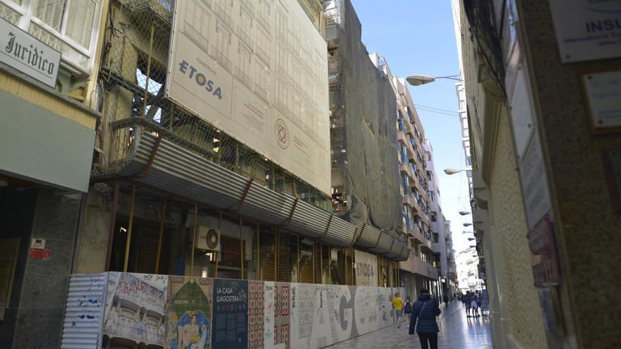 La casa Llagostera lleva años languideciendo en la calle mayor.