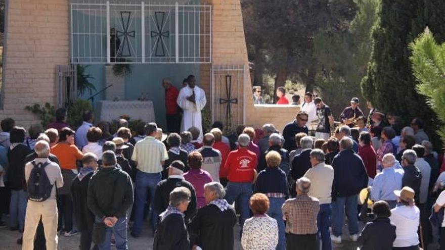 Los ibenses asistieron a la misa de campaña que se celebró en la ermita de San Pascual.