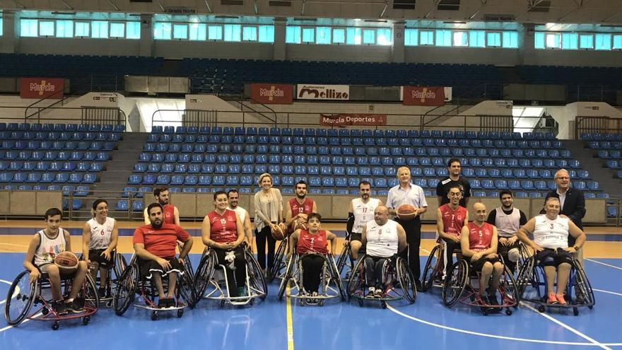 Los componentes del equipo posan con la consejera Martínez-Cachá, el director general de Deportes, Alonso Gómez, y el concejal de Murcia, Felipe Coello.