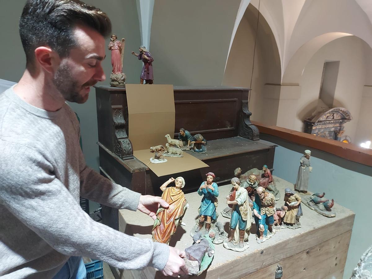 Cotarelo muestra algunas de las piezas dañadas y pendientes de restaurar.