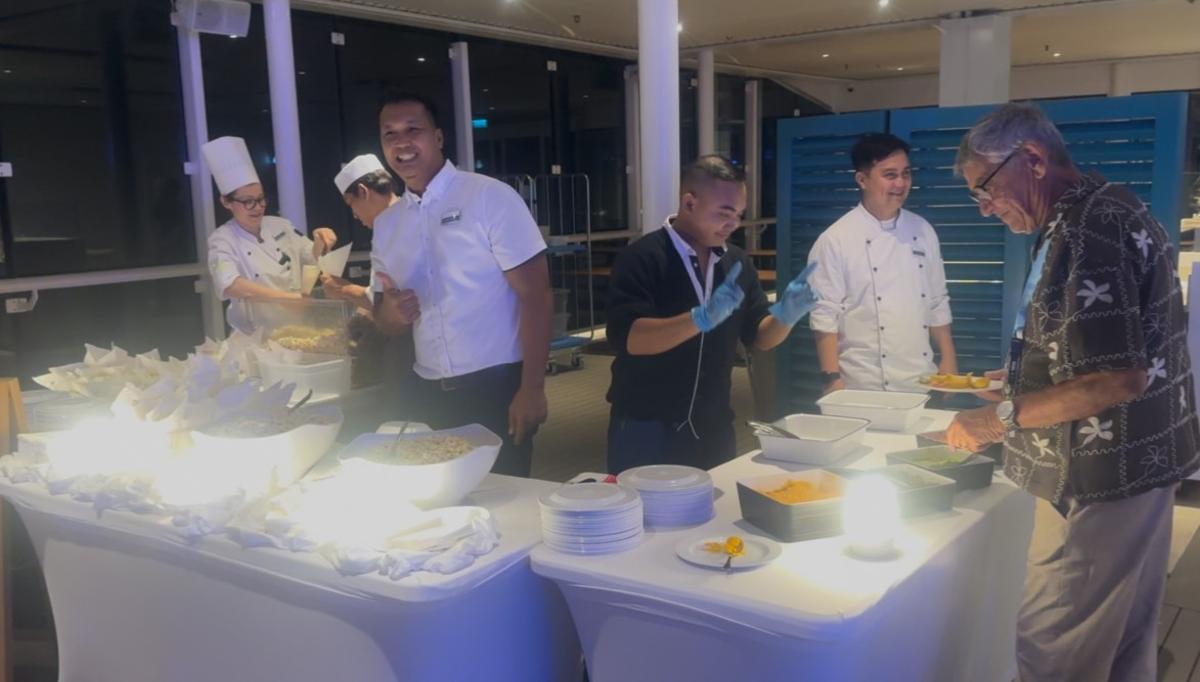 Die Mitarbeiter auf der Flow scheinen immer gute Laune zu haben - hier verteilen sie Popcorn und Tacos beim WM-Viewing an Deck