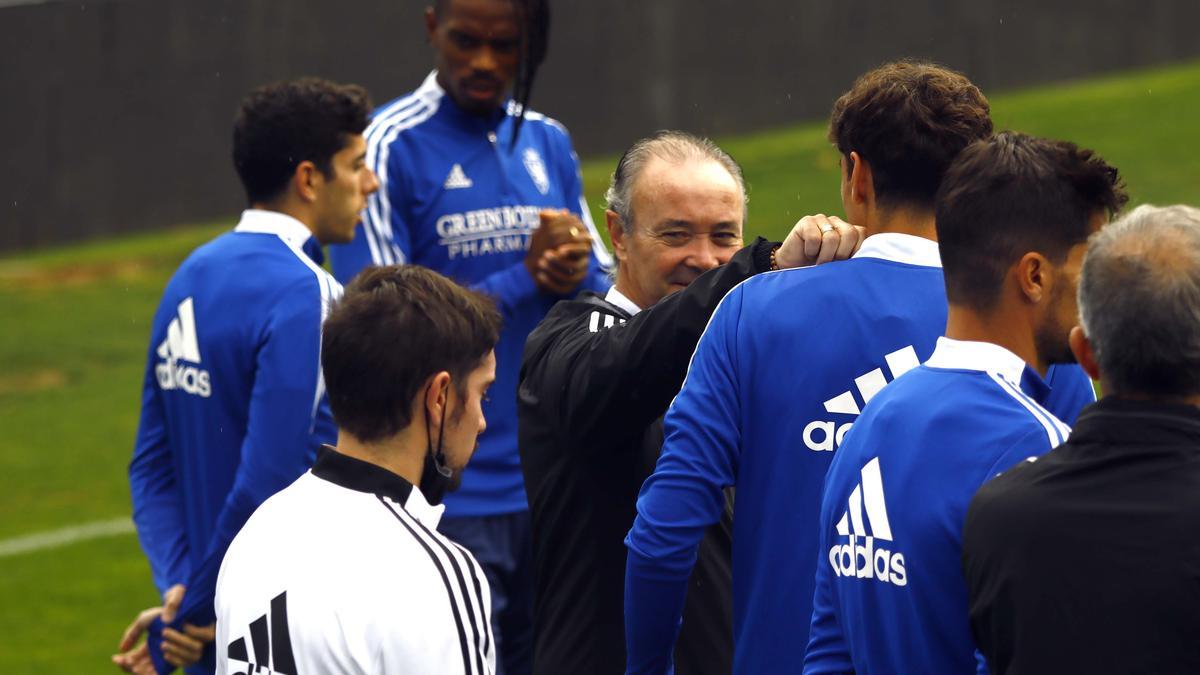 Juan Ignacio Martínez bromea con sus jugadores antes del inicio de un entrenamiento.