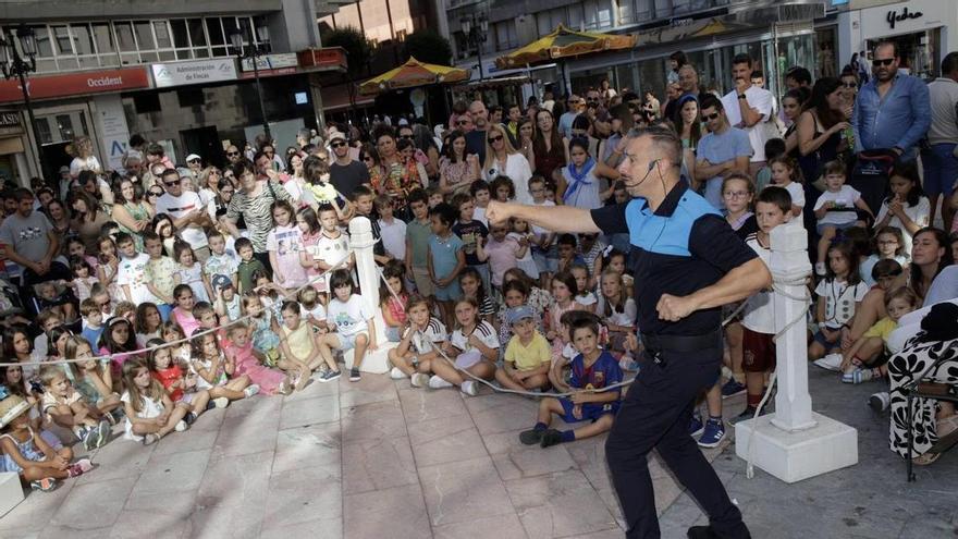 El "Poli marchoso" pone a bailar San Mateo: nuevo éxito del agente más famoso de Oviedo