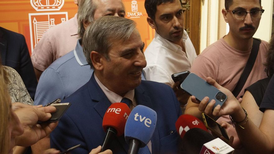 El consejero, sobre las paradas del AVE de Zamora: &quot;Si alguien mete la pata, lo mejor es sacarla&quot;