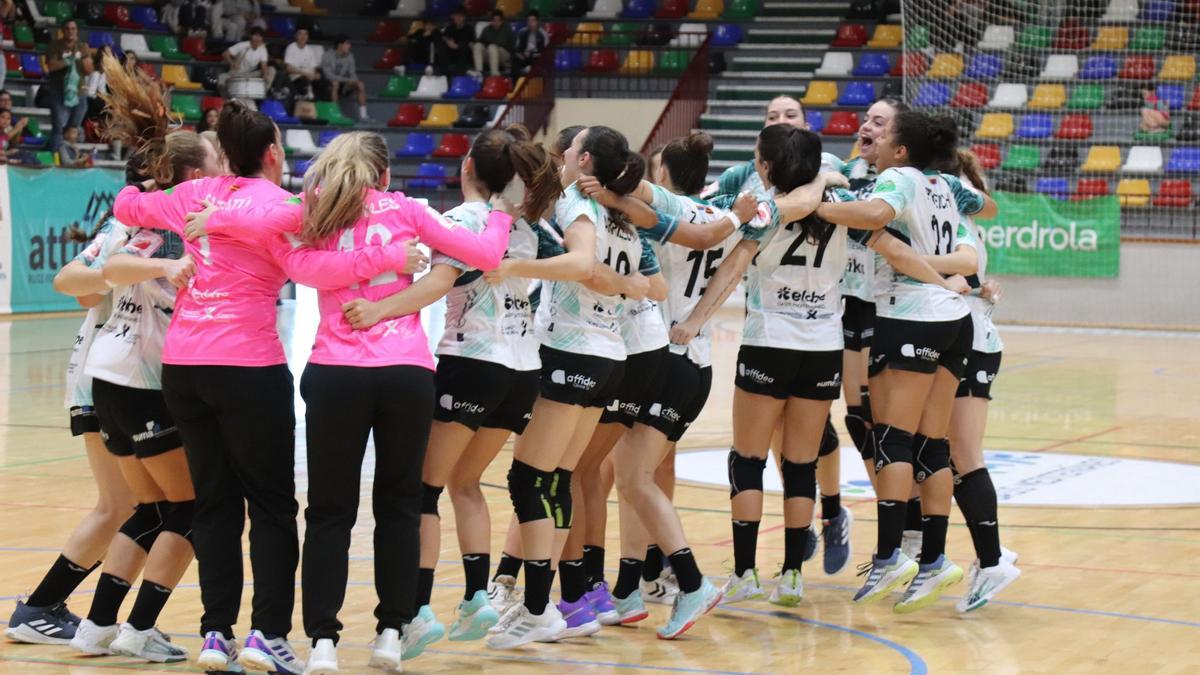 Las jugadoras del Atticgo Elche celebran la clasificación