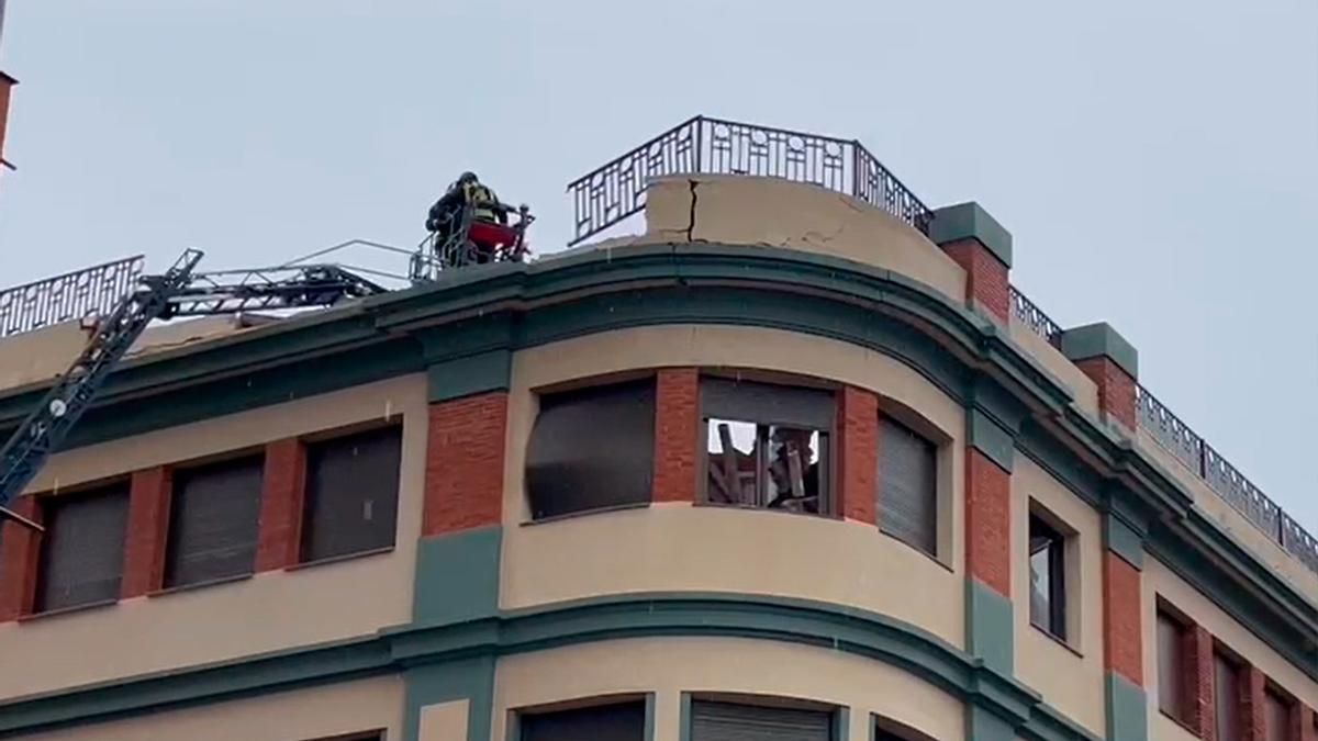 Cae el tejado de un colegio de Gijón y deja a varias personas atrapadas en el interior
