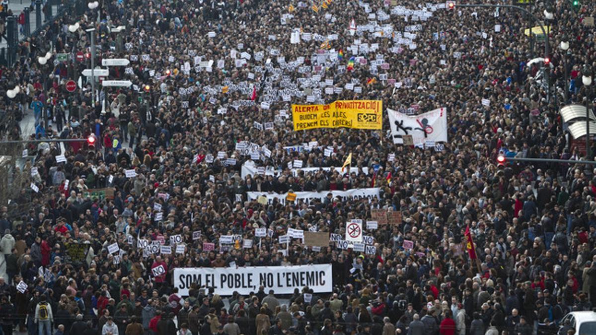 Miles de personas marchan por las calles de Valencia, este miércoles.