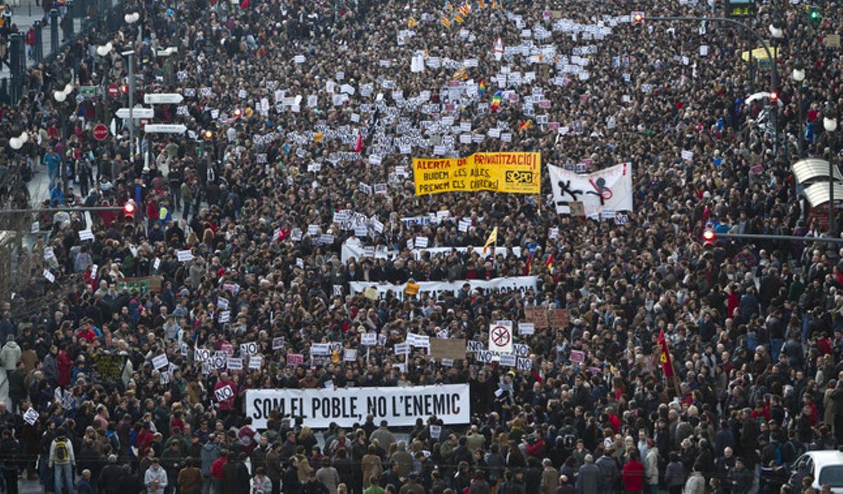 Milers de persones marxen pels carrers de València, aquest dimecres.