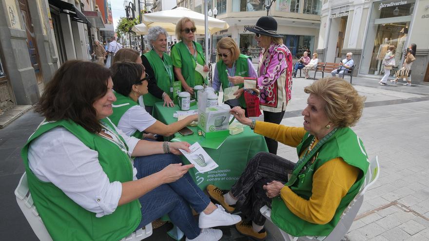 Más de un centenar de voluntarios participa en la jornada de cuestación de la AECC