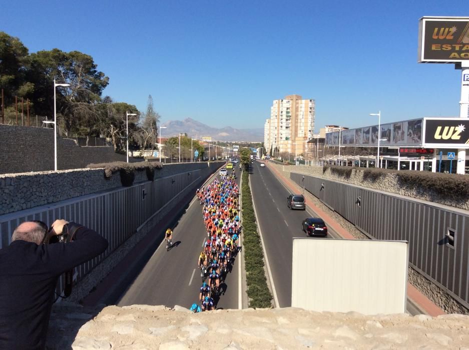 El pelotón ha recorrido las calles del centro de la ciudad