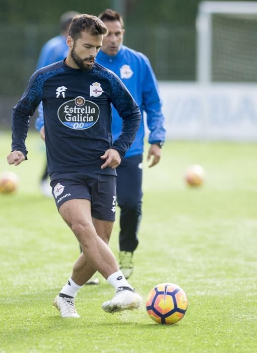 Toda la plantilla está a disposición de Gaizka Garitano, a excepción de Joselu, que, ya se ejercita en el readaptador. Florin Andone se retiró de la sesión antes que sus compañeros.