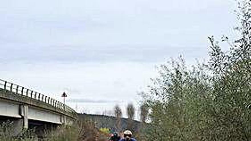 Dos quads circulando por el viejo puente de Manganeses.